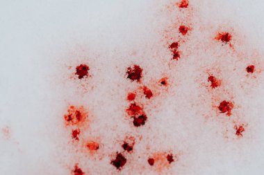 Kan örnekleri. Buz yüzeyine saçılmış kan damlaları. Suç mahalli. Kırmızı kan duvar kağıdı. Karlı zeminde kırmızı leke. 