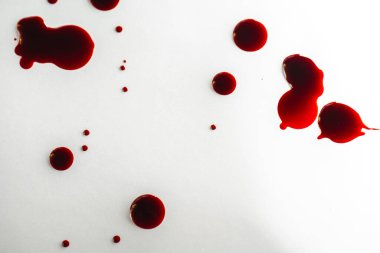 Kırmızı boya damlıyor. Beyazlara Damlayan İzlerle Kırmızı Sıçrayan. Beyaz Arkaplanda Kırmızı Boya Damlası..