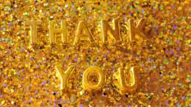 Minnettarlık mesajı. Altın yaldızlı arka plan için teşekkür ederim. Altın renkli harfler. 4k görüntü