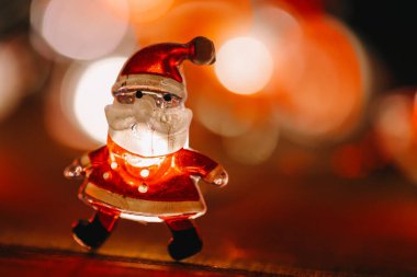 Kafkasya 'nın önde gelen beyaz heykelcikleri şömine rafında parlıyor, sahne ışıkları parlıyor.