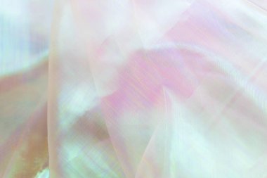 Eğimli parlak pembe kumaş. Yanardöner dalgalar ve kıvrımlı doku. Pembe ve Mor Arkaplan. Dalgalı Çizgilerle Soyut Özgeçmiş.