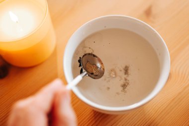  Eğlenceli yeni yıl geleneği. Eller kaşıkla sudan teneke çıkarır. Bir adam yeni yıl arifesinde fal bakar.