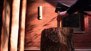 Baltalar işe yarıyor. Yakacak odun kesme işlemi. Güneşli havada odun kesen bir adam. 4k görüntü