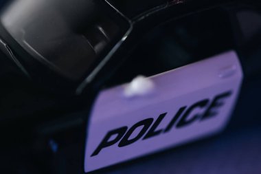 Polis tutuklaması ve gözaltı. Devriye arabası. Polis arabası Hood 'a yakın çekim..