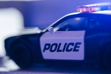 Mavi sisli polis arabası. Karanlık Cadde 'de polis..