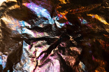 Folyonun metalik dokusu. Parlak, renkli bir model. Boşluğu kopyala.