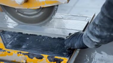 Döşeme kesimi. Güverte fayanslarını testereyle kesiyorlar. 4k görüntü