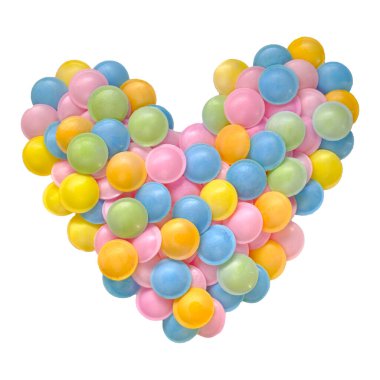 Renkli Şekerlerden Yapılan Kalp Şekli. İzole edilmiş parlak kürelerden yapılmış renkli kalp. Aşkı, mutluluğu, kutlamayı sembolize ediyor.