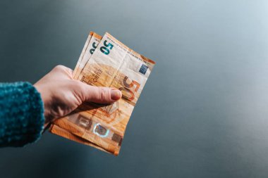 Kadın Finansal Bağımsızlık. Avrupa Birliği 'nde Kadın Kazancı. Elli Avro Banknota Tutma.