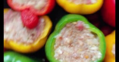 Pişirmeden önce fırında pişirilmiş et ile doldurulmuş renkli dolma biberler. Ev yapımı doldurulmuş biber tarifi hazırlığı. 4k görüntü