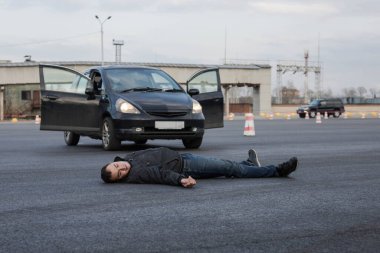 Ölümcül sonuçlu bir trafik kazası. Bir adama araba çarptı ve öldü. Bir araba bir adama çarptı. Hız aşımı. Bilinç kaybı.