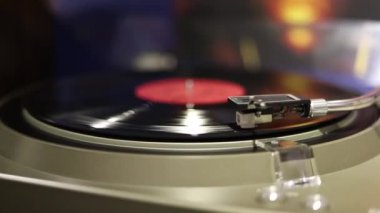 Vinil plak çalar, parlak ışıklar disko-bokeh. Vinil plakta iğne var. Vinil plak çalıyorum..
