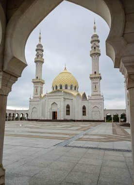 Kemer boyunca beyaz cami. Doğu motifleri. İslam
