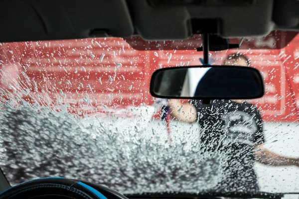 Car Wash Worker Washes Car Foam — Stock Photo, Image