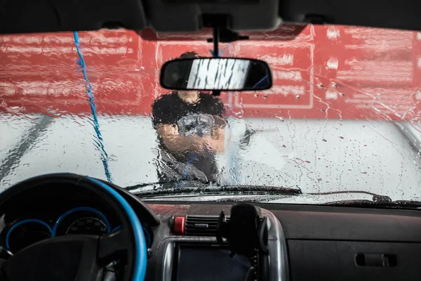 Ein Mitarbeiter Einer Autowaschanlage Wäscht Den Schaum Aus Dem Auto — Stockfoto