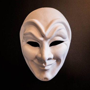 Siyah arka planda Joker 'in beyaz tiyatro maskesi