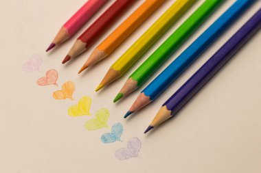 Renkli kalemli, el çizimi çok renkli kalpler..