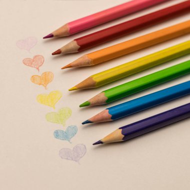 Renkli kalemlerle çizilmiş renkli kalpler, yakın plan. Kare çerçeve. Kupa, Sevgililer Günü. Eylül 'ün ilk günü.