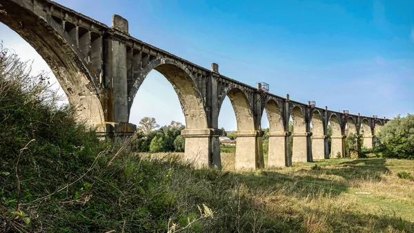 Stary Opuszczony Most Kolejowy Wiadukt Tle Nieba Zielonej Trawy Most — Zdjęcie stockowe