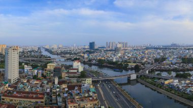 Ho Chi Minh City / Vietnam - 13 Aralık 2014: Ho Chi Minh Riverside cityscape Ben Nghe veya Tau Hu kanal ve calmet Köprüsü ile gündoğumu veya günbatımı eğrisi