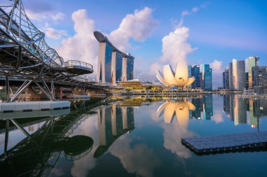 Singapore, Singapur 7 Mayıs 2016: Singapur şehir manzarası gündoğumu veya günbatımı, Marina Bay, Singapur, havadan görünümü