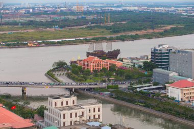 Ho Chi Minh City, Vietnam - 17 Mart 2015: Ho Chi Minh Riverside Khanh Hoi Bridge Sai Gon, Vietnam şehir merkezinde gün batımında ile.