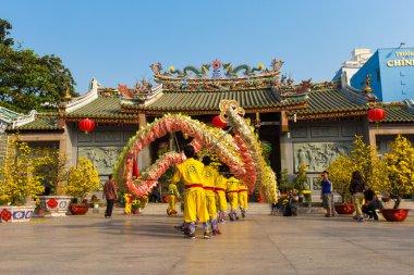 Ho Chi Minh City, Vietnam - 18 Şubat 2015: Heathty, Emanet dua için Pagoda, China Town, District 5, Cho Lon aslanı ya da ejderha dans gösterisi ve ay yeni yıl sırasında şanslı