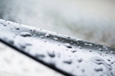 Mavi cam arkaplanda su damlaları