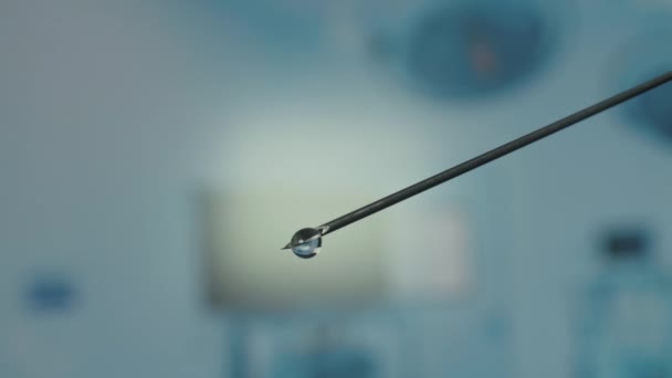 Syringe Needle Drop Serum Top Blurred Background Reflected Serum Drop — Stock Video