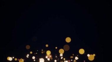 Soyut hareket arkaplanı parlayan altın parçacıkları. Kusursuz 4K döngü video animasyonu