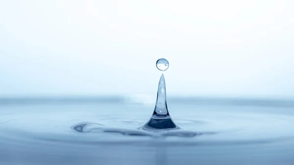 Goutte Eau Éclaboussure Dans Verre Couleur Bleue Photos De Stock Libres De Droits