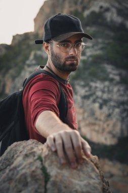 Kayaya takılmış bir adam Önüne bakıyor