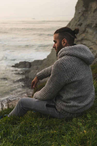 Homme Jette Cône Pin Dans Prairie Bord Mer — Photo