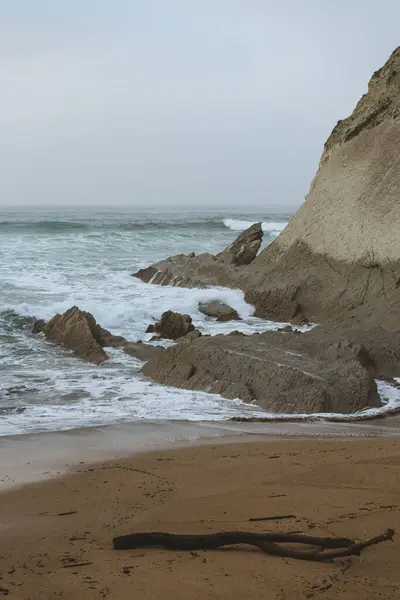 Plage Avec Des Formations Rocheuses Par Une Journée Nuageuse Avec — Photo