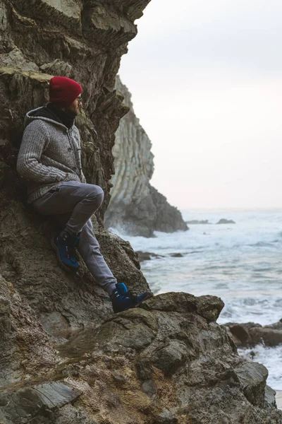 Hombre Costa Rocosa Mirando Hacia Mar Sobre Algunas Rocas — Foto de Stock
