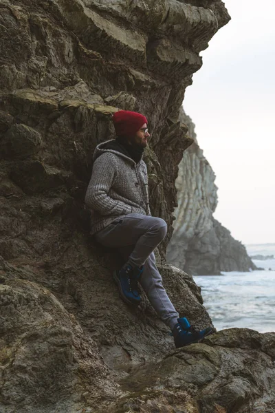 Hombre Costa Rocosa Mirando Hacia Mar Sobre Algunas Rocas — Foto de Stock