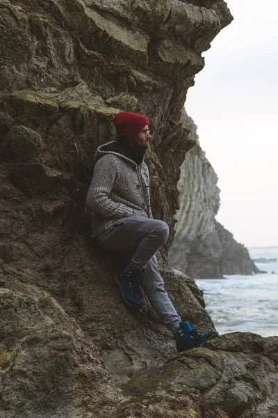 Homme Sur Rivage Rocheux Regardant Vers Mer Dessus Quelques Rochers — Photo