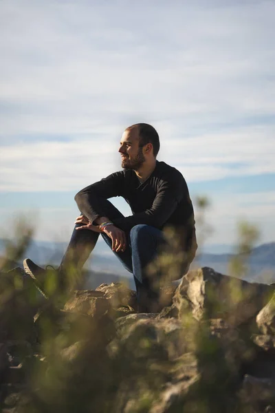 Homme Assis Sur Rocher Derrière Buisson Regardant Soleil Sur Montagne — Photo