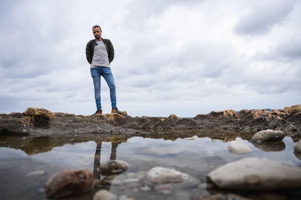 Hombre Mirando Charco Que Refleja Día Nublado Lleva Una Chaqueta — Foto de Stock