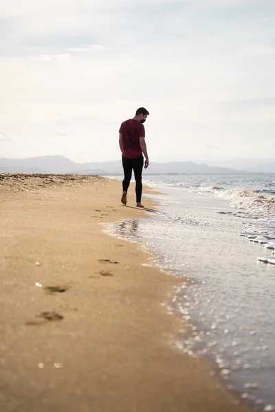 Hombre Caucásico Camina Largo Orilla Del Mar Mientras Observa Las — Foto de Stock
