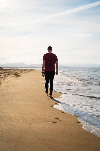 Homme Caucasien Marche Long Littoral Est Une Journée Ensoleillée Mer — Photo