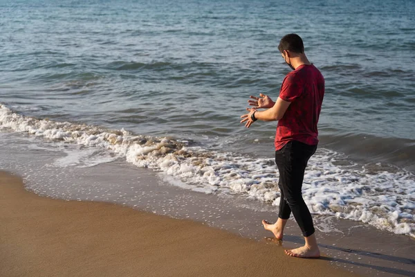 Hombre Europeo Sacudiendo Arena Sus Manos Playa Está Orilla Playa — Foto de Stock