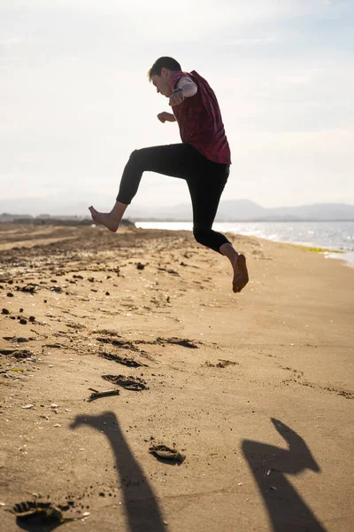 Hombre Saltando Orilla Del Mar Día Soleado Caucásico Con Pantalones — Foto de Stock