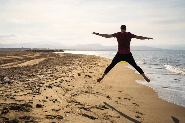 Hombre Saltando Orilla Del Mar Día Soleado Caucásico Con Pantalones — Foto de Stock