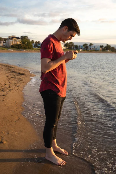 Hombre Tomando Una Foto Sus Pies Playa Descalzo Está Mirando — Foto de Stock