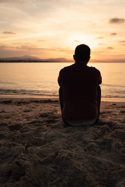 Человек Сидящий Берегу Моря Наблюдающий Закатом Сидит Песке Море Спокойно — стоковое фото