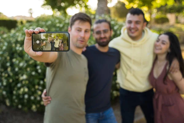Przyjaciele robią sobie selfie w parku — Zdjęcie stockowe