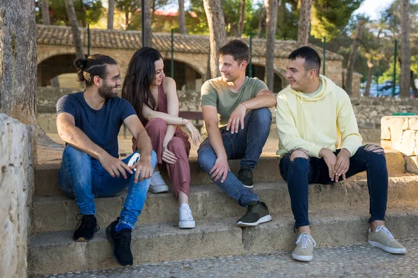Bir grup arkadaş birbirine gülümsüyor..