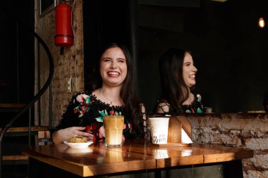 Genç beyaz kadın öğle yemeği için elleriyle kalp yapıyor.