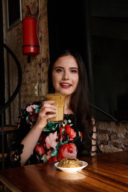 Genç beyaz kadın öğle yemeği için elleriyle kalp yapıyor.